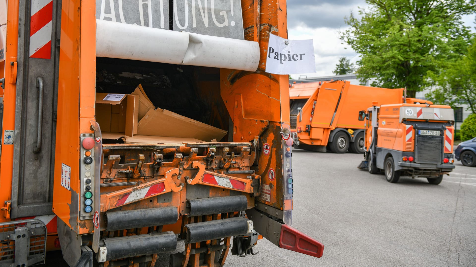 Ein Müllfahrzeug in Gladbeck (Archivbild): Rettungskräfte eilten am Donnerstagmorgen in die Gladbecker Innenstadt.