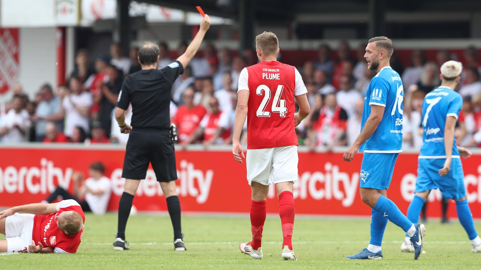 Rot für Pasqual Verkamp (rechts in Blau, Nummer sieben): Der Leipziger Spieler zählte zu den vom Platz verwiesenen Profis.