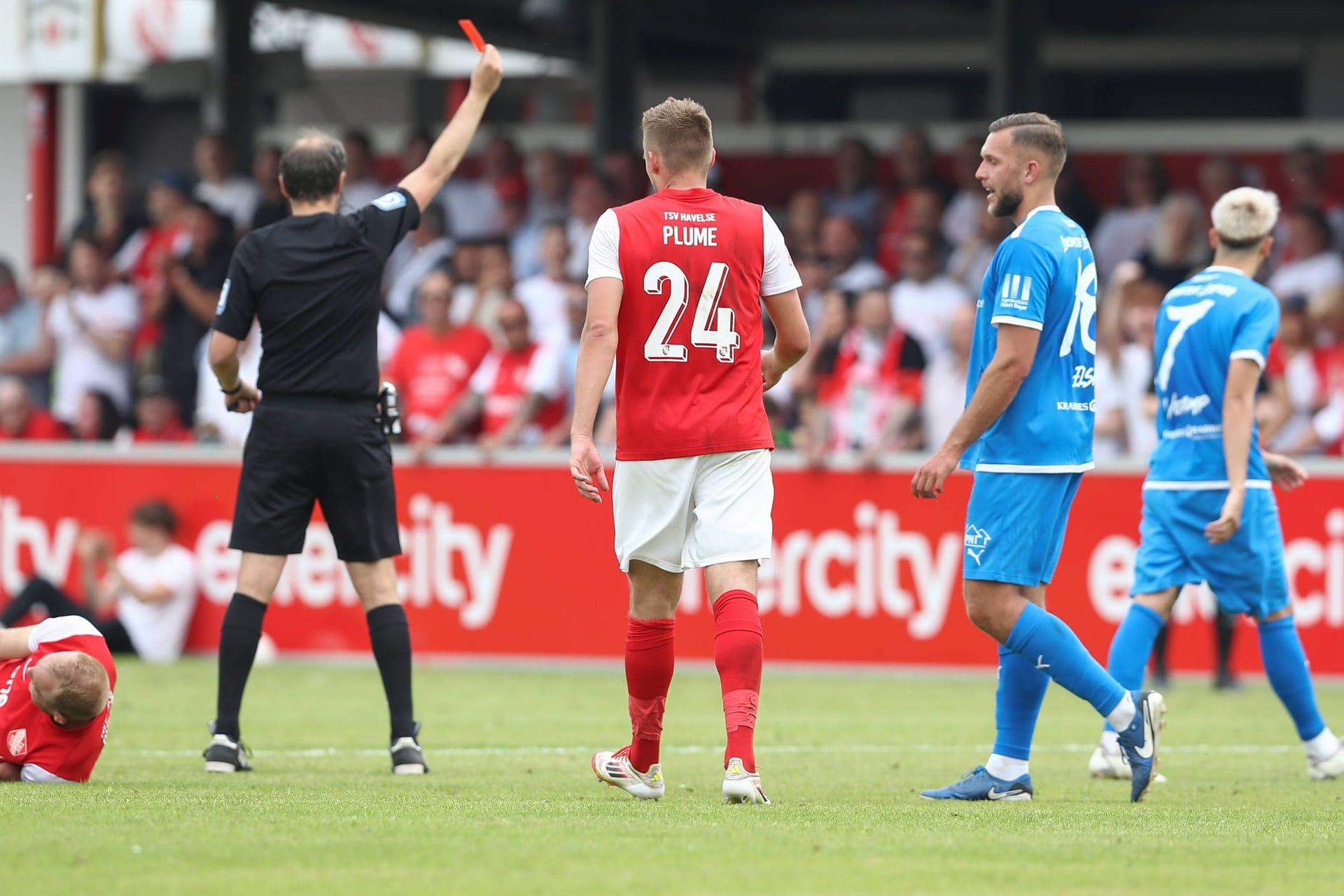 Rot für Pasqual Verkamp (rechts in Blau, Nummer sieben): Der Leipziger Spieler zählte zu den vom Platz verwiesenen Profis.