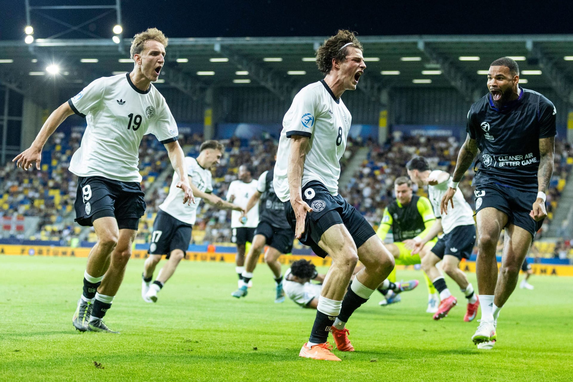 Die deutsche U21 lieferte sich mit Italien ein packendes EM-Viertelfinale, in dem die Entscheidung erst in der Verlängerung fiel. Ein Spieler zeigte zwei Gesichter, ein Joker erlöste das Team und wurde zum Matchwinner. Die Einzelkritik. Die deutsche U21 lieferte sich mit Italien ein packendes EM-Viertelfinale, in dem die Entscheidung erst in der Verlängerung fiel. Ein Spieler zeigte zwei Gesichter, ein Joker erlöste das Team und wurde zum Matchwinner. Die Einzelkritik.