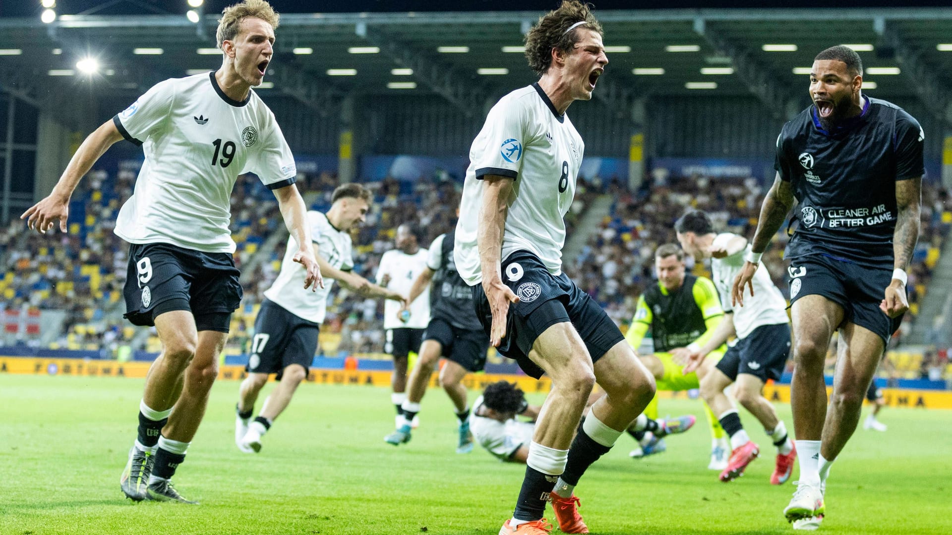 Die deutsche U21 lieferte sich mit Italien ein packendes EM-Viertelfinale, in dem die Entscheidung erst in der Verlängerung fiel. Ein Spieler zeigte zwei Gesichter, ein Joker erlöste das Team und wurde zum Matchwinner. Die Einzelkritik.