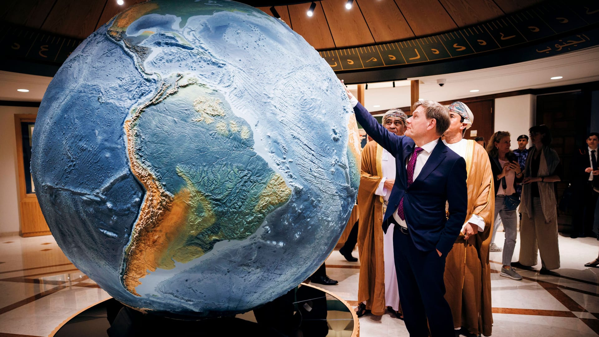Außenminister Wadephul begutachtet einen Globus im manischen Außenministerium.