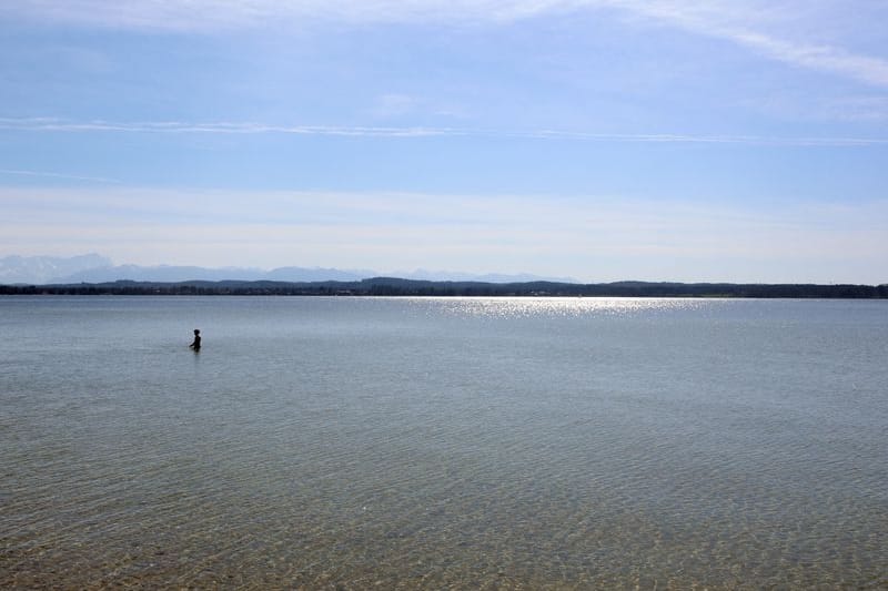 Der Starnberger See in Bayern (Archivbild): Ein junger Mann wird noch vermisst.