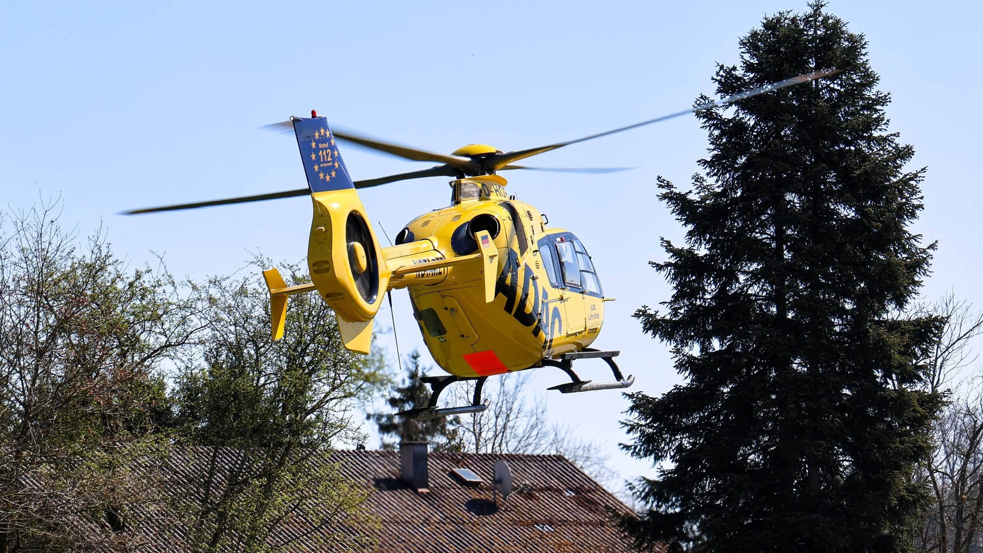 Ein Rettungshubschrauber in Österreich (Symbolbild): Einer der schwer verletzten Männer wurde in eine Klinik geflogen. Ein Rettungshubschrauber in Österreich (Symbolbild): Einer der schwer verletzten Männer wurde in eine Klinik geflogen.