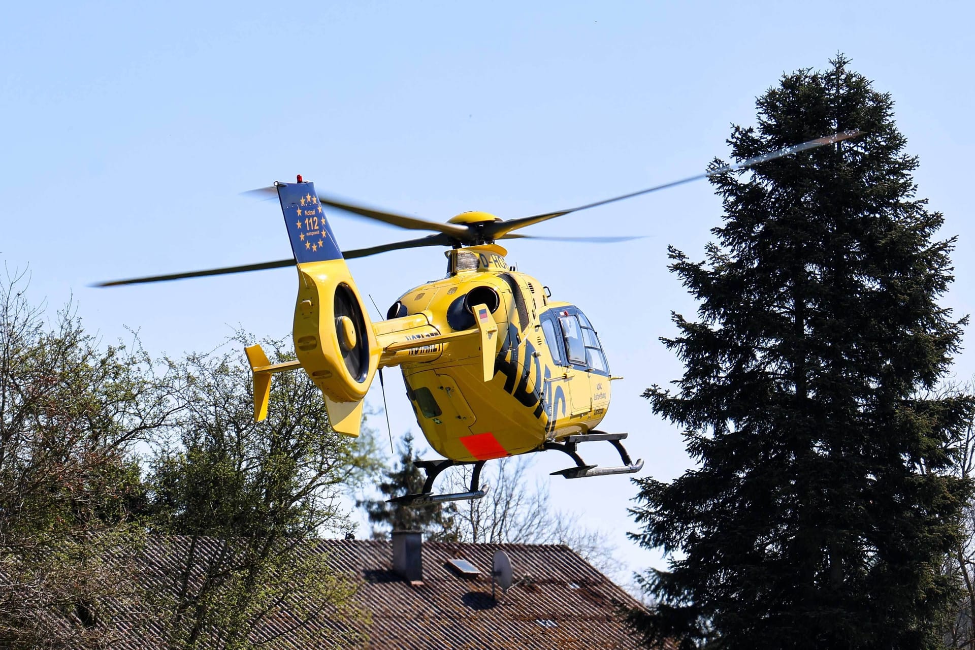 Ein Rettungshubschrauber in Österreich (Symbolbild): Einer der schwer verletzten Männer wurde in eine Klinik geflogen.