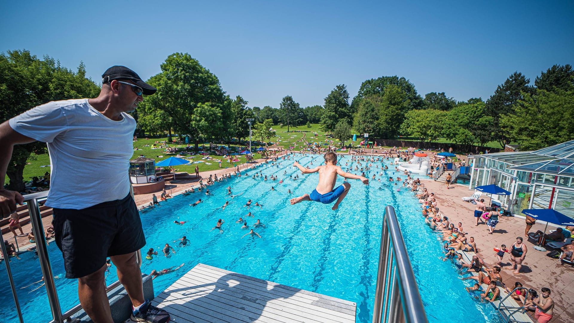 Das "Möhringer Freibad" in Stuttgart: In der Hitze des Sommers suchen Hunderte Besucher Abkühlung.