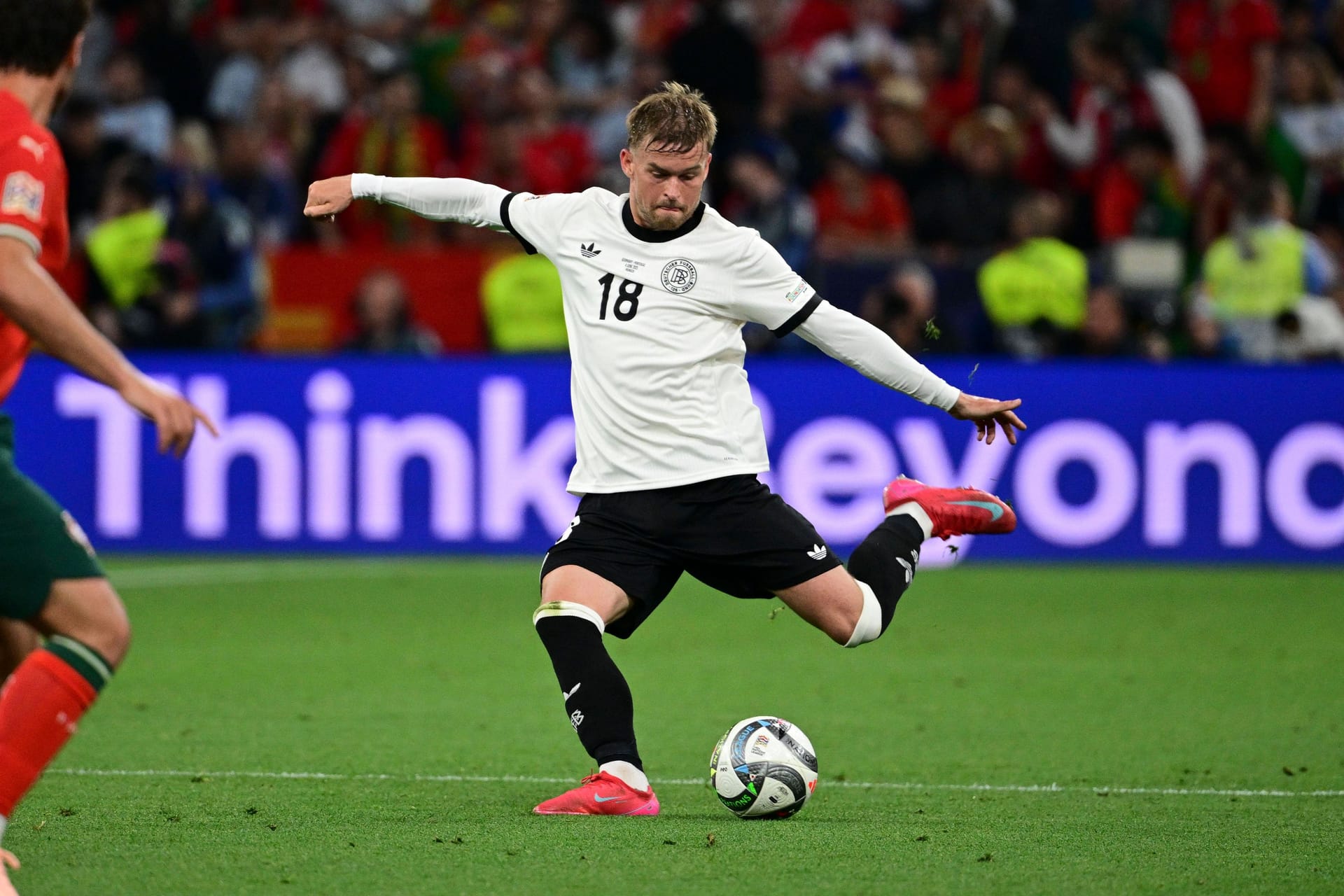 Maximilian Mittelstädt (bis 60.): Tat sich auf der linken Seite schwer und kam nicht recht zur Geltung. Wurde immer wieder von Neves überspielt und war mit seinem Gegenspieler überfordert. Note 4 Maximilian Mittelstädt (bis 60.): Tat sich auf der linken Seite schwer und kam nicht recht zur Geltung. Wurde immer wieder von Neves überspielt und war mit seinem Gegenspieler überfordert. Note 4