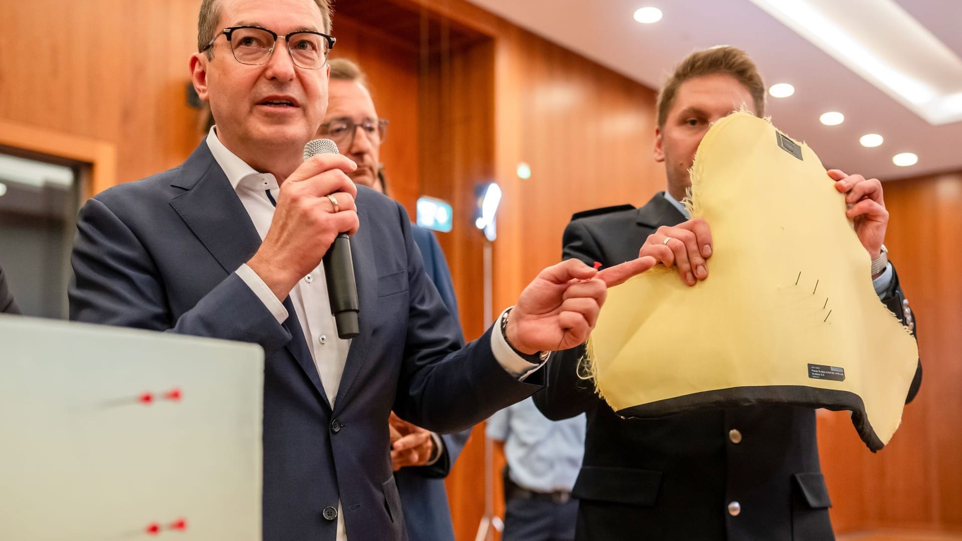 Nadelrevolver und Taser im Innenministerium