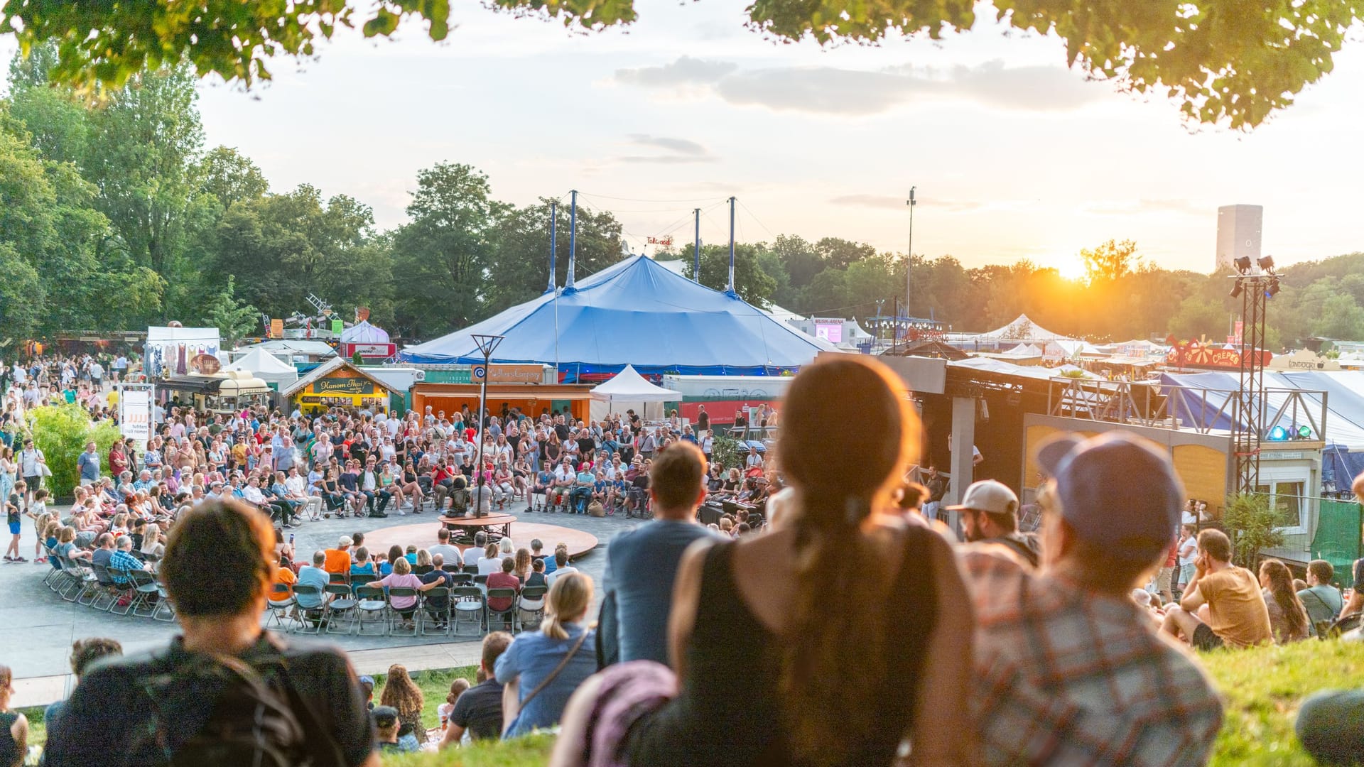 Besucher beim Tollwood Sommerfestival 2024 (Archivbild): In diesem Jahr gibt es wieder einige Neuheiten. Besucher beim Tollwood Sommerfestival 2024 (Archivbild): In diesem Jahr gibt es wieder einige Neuheiten.