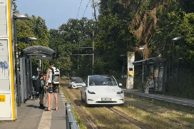 Ein Auto fährt auf Straßenbahnschienen an einer Haltestelle vorbei: Die Aktion sorgte für Staunen und Unmut.