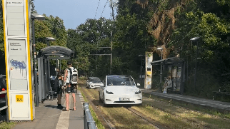 Ein Auto fährt auf Straßenbahnschienen an einer Haltestelle vorbei: Die Aktion sorgte für Staunen und Unmut.