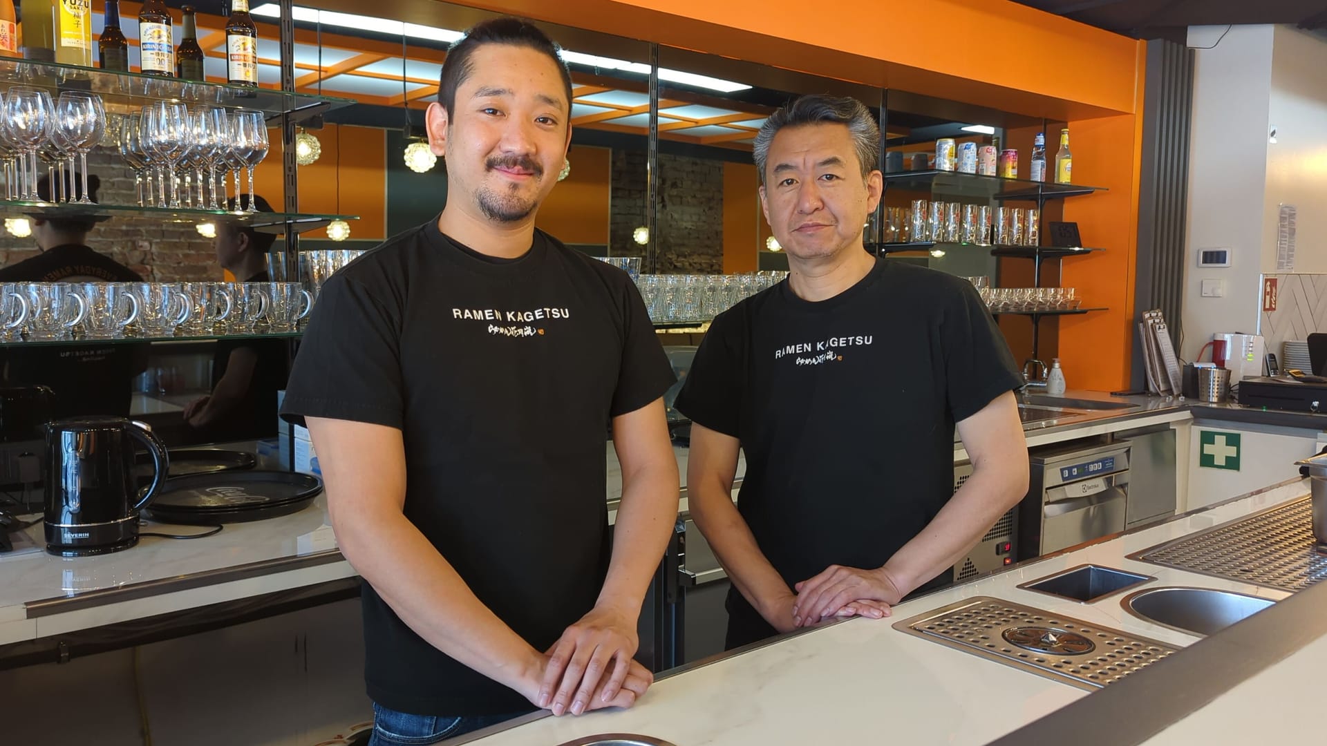 Bringen die japanischen Ramen an die Kölner: Masato Mizuma (l.) und Mitarbeiter Sumida.