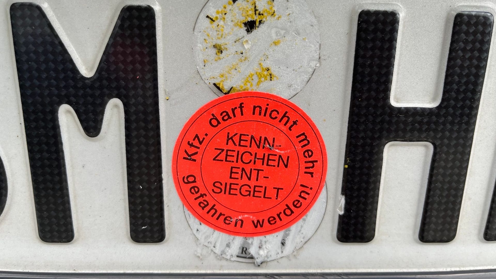 Nummernschild mit Entsiegelungsmarke: Die Polizei war in Oberbilk zu einer Kontrollaktion unterwegs. Nummernschild mit Entsiegelungsmarke: Die Polizei war in Oberbilk zu einer Kontrollaktion unterwegs.
