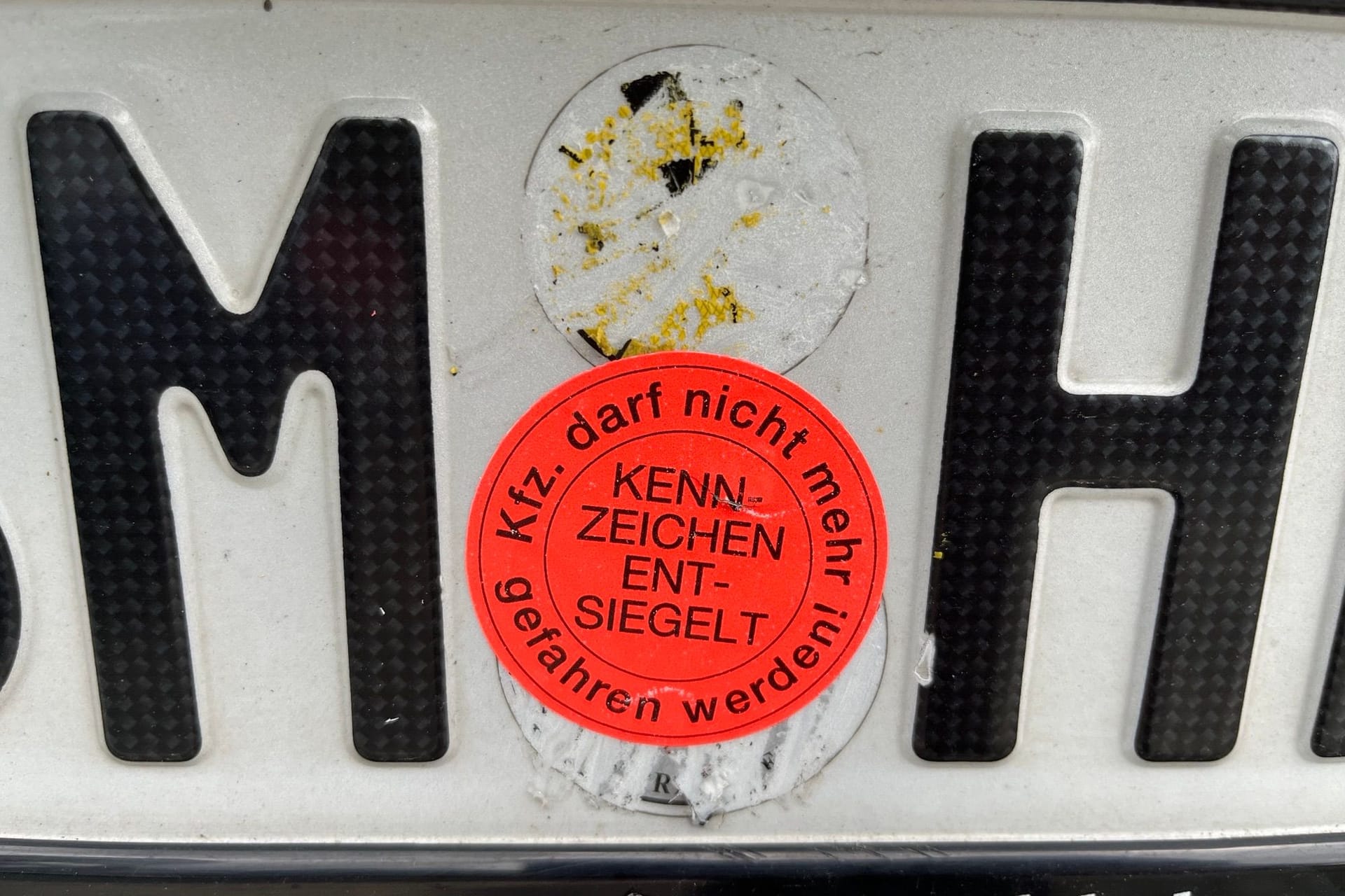 Nummernschild mit Entsiegelungsmarke: Die Polizei war in Oberbilk zu einer Kontrollaktion unterwegs.