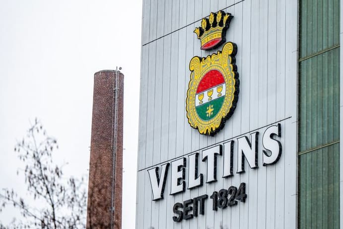 Blick auf das Firmengebäude mit Logo der Veltins Brauerei: In der Brauereifamilie tobt ein heftiger Erbstreit.