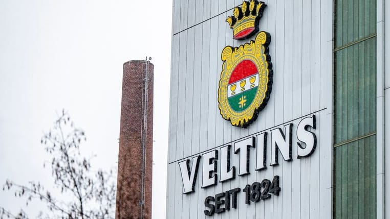 Blick auf das Firmengebäude mit Logo der Veltins Brauerei: In der Brauereifamilie tobt ein heftiger Erbstreit.