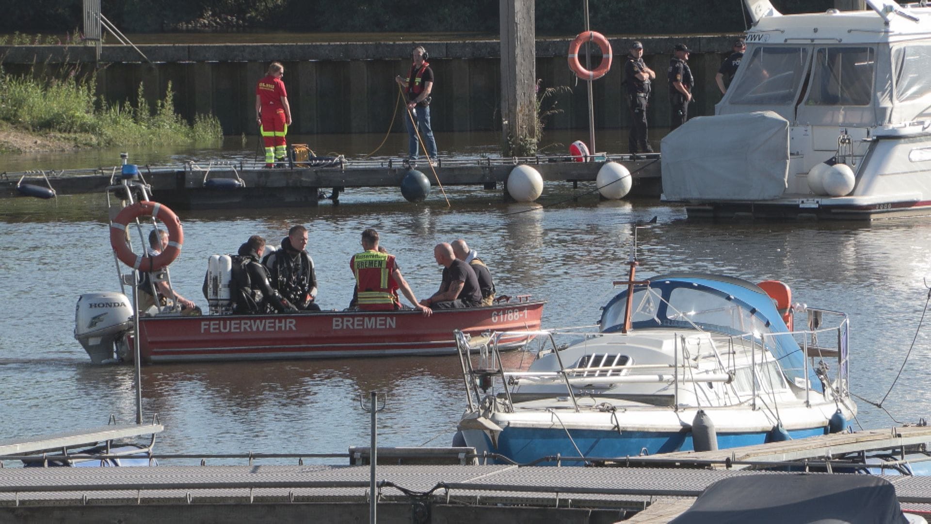 Rettungskräfte im Bremer Yachthafen: Der Junge konnte nur noch leblos aus der Weser geborgen werden.
