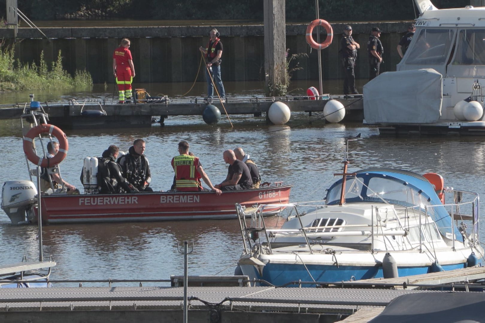 Rettungskräfte im Bremer Yachthafen: Der Junge konnte nur noch leblos aus der Weser geborgen werden.