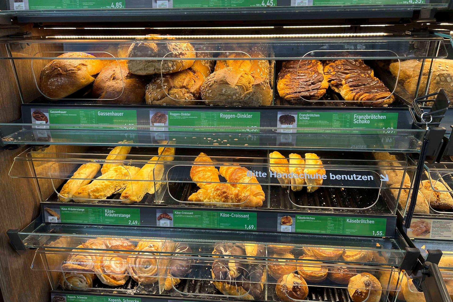 Backwaren in einem Supermarkt (Symbolfoto): Eine für den Rewe-Konzern wichtige Bäckerei wird am Dienstag bestreikt.