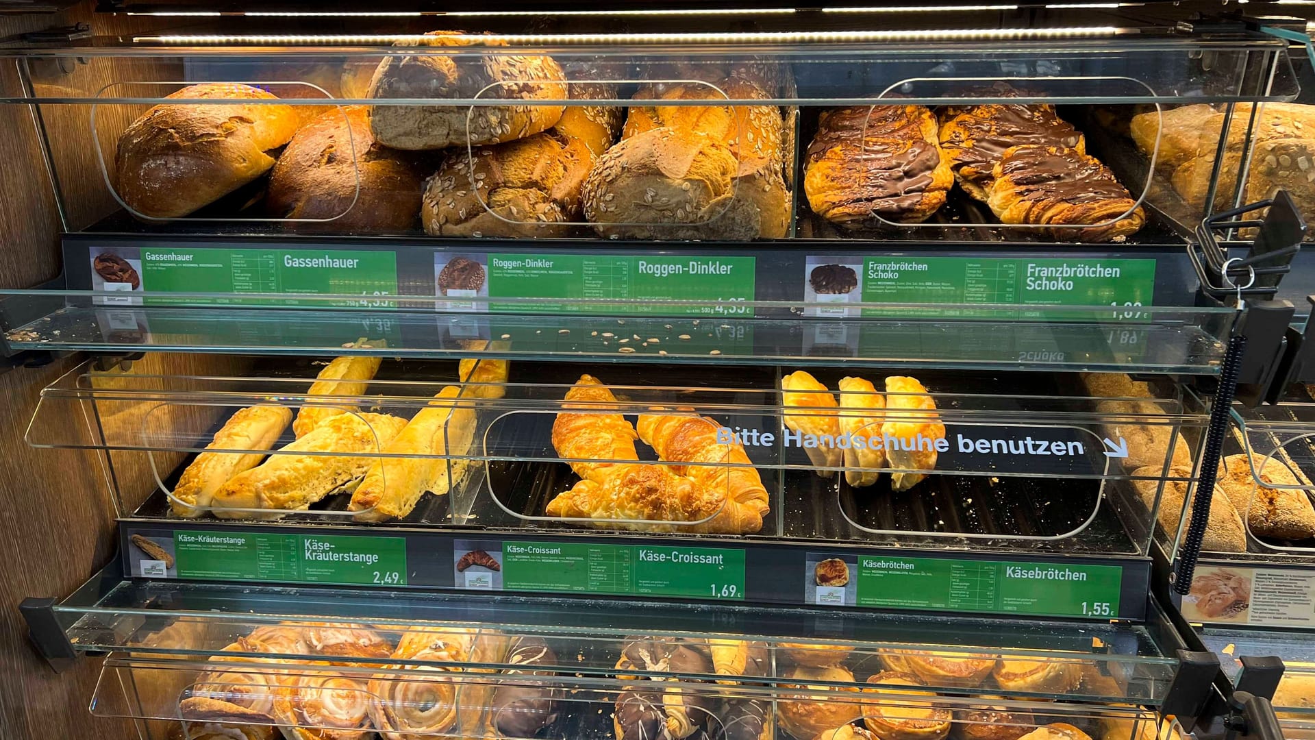 Backwaren in einem Supermarkt (Symbolfoto): Eine für den Rewe-Konzern wichtige Bäckerei wird am Dienstag bestreikt.