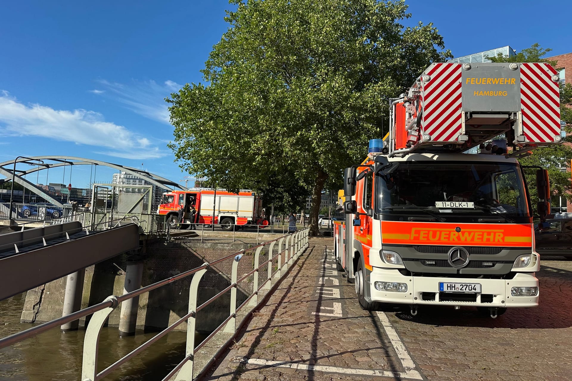Schockierende Entdeckung: In der Elbe wurde eine leblose Person aus dem Wasser gezogen.