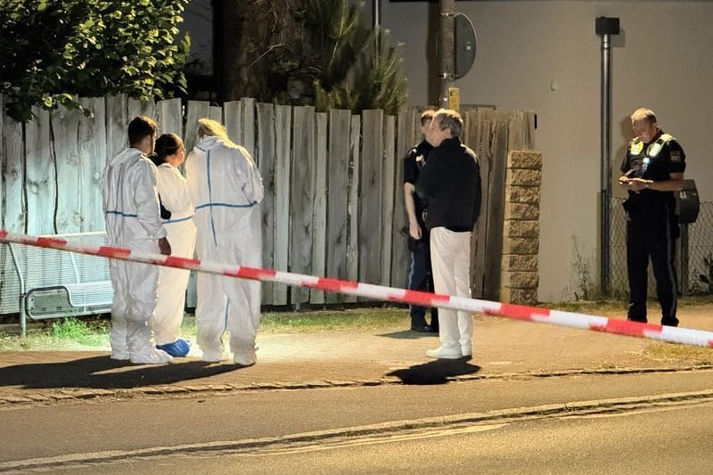 Beamte am Tatort: Bei einem Streit zweier Gruppen ist in Bayern ein 15-Jähriger tödlich verletzt worden.