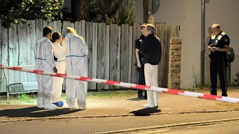 Beamte am Tatort: Bei einem Streit zweier Gruppen ist in Bayern ein 15-Jähriger tödlich verletzt worden.