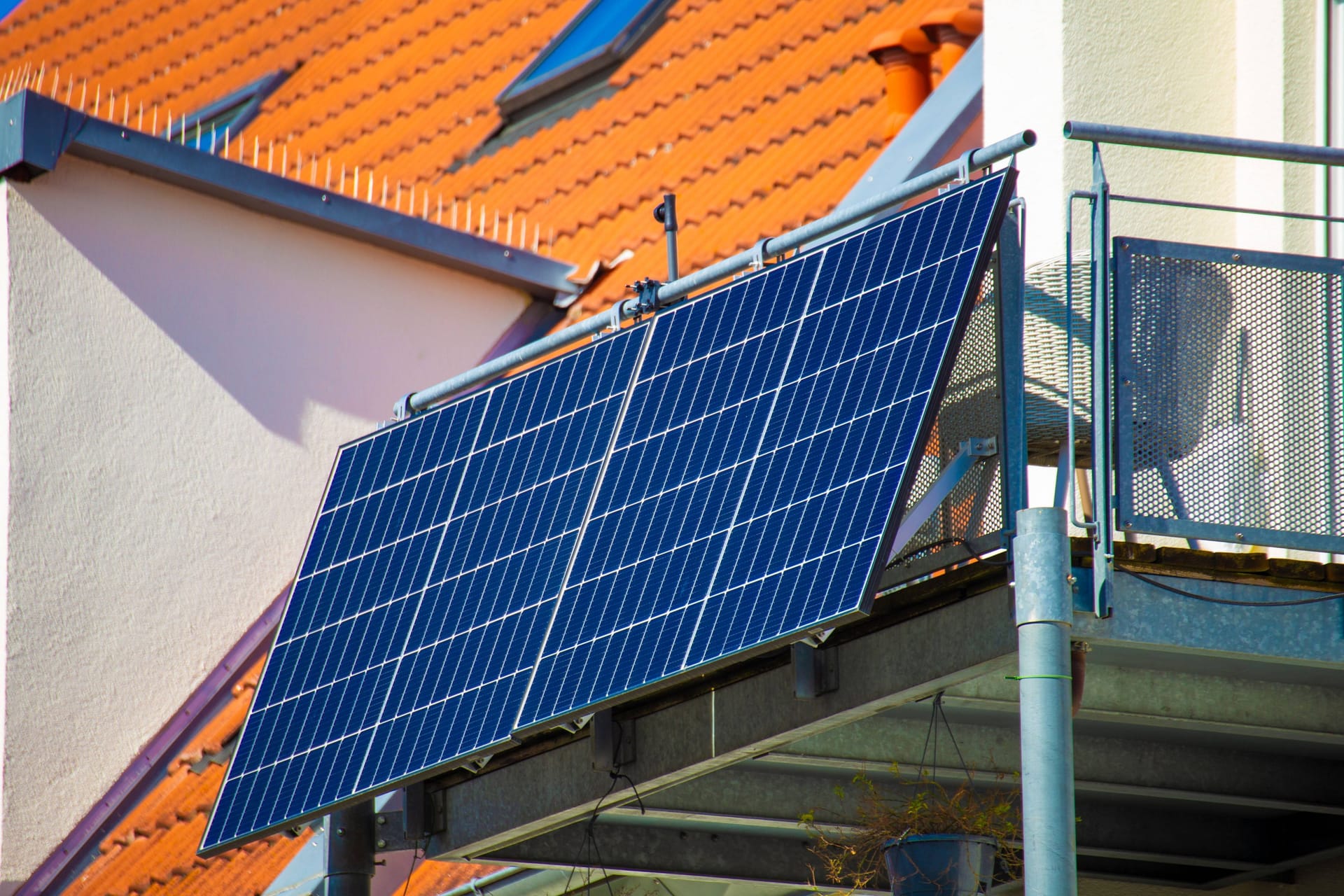 Ein Balkonkraftwerk: Mit der Mini-Solaranlage lässt sich die Stromrechnung reduzieren.