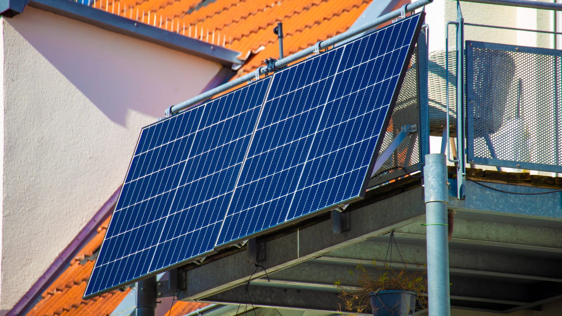 Ein Balkonkraftwerk: Mit der Mini-Solaranlage lässt sich die Stromrechnung reduzieren.