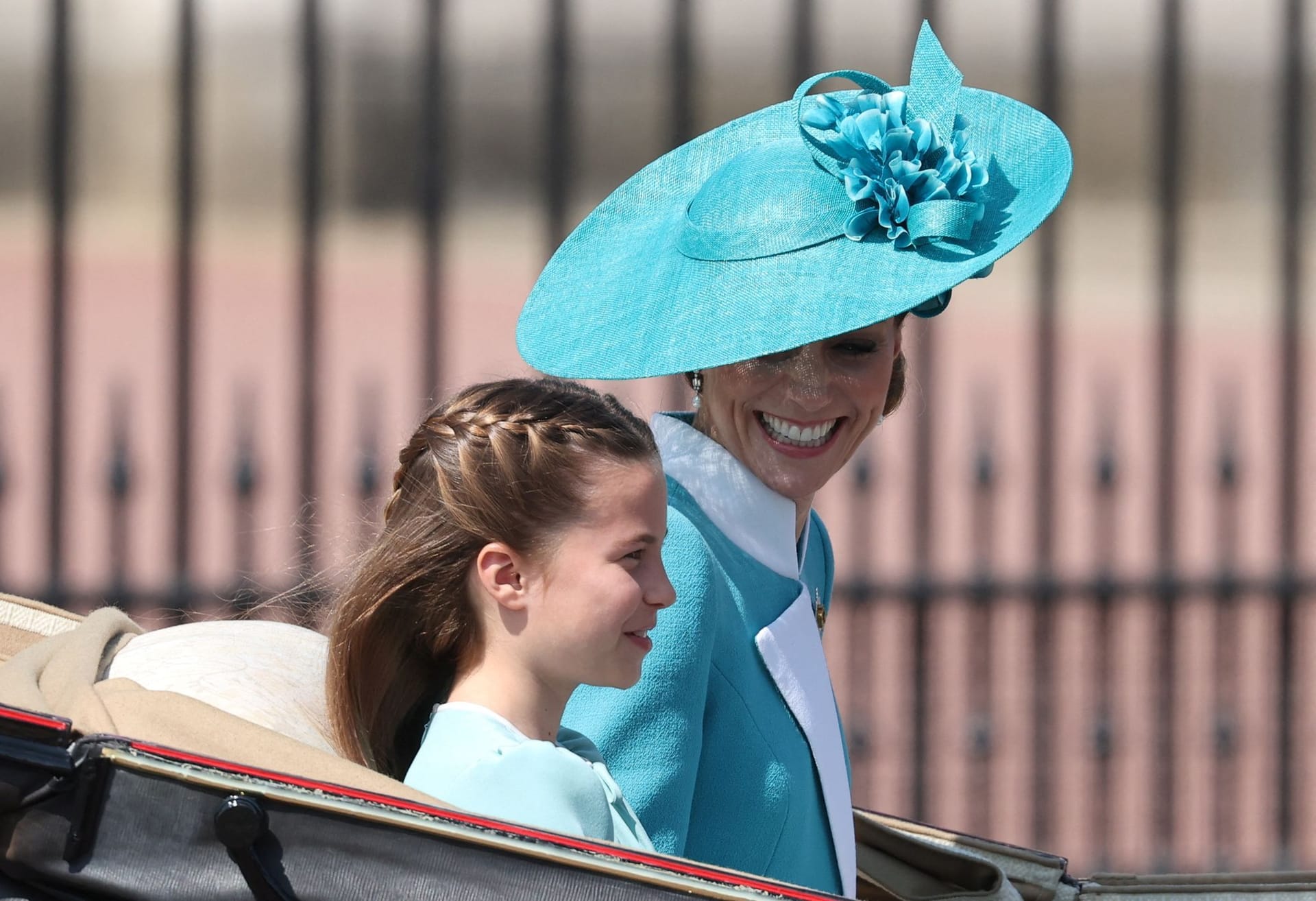 Prinzessin Charlotte und Prinzessin Kate zeigten sich bei Trooping the Colour jeweils in Blau.