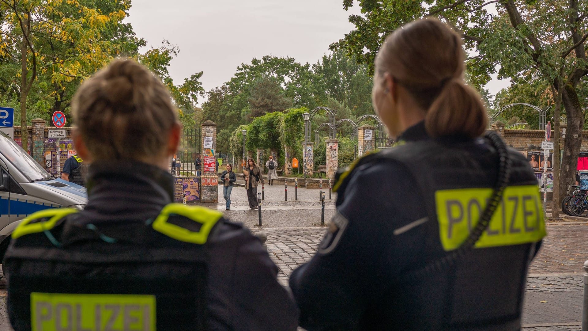 Polizistinnen vor dem Görlitzer Park (Archivbild): Nach langer Ankündigung sollen erste Baumaßnahmen für den Zaun nun beginnen.