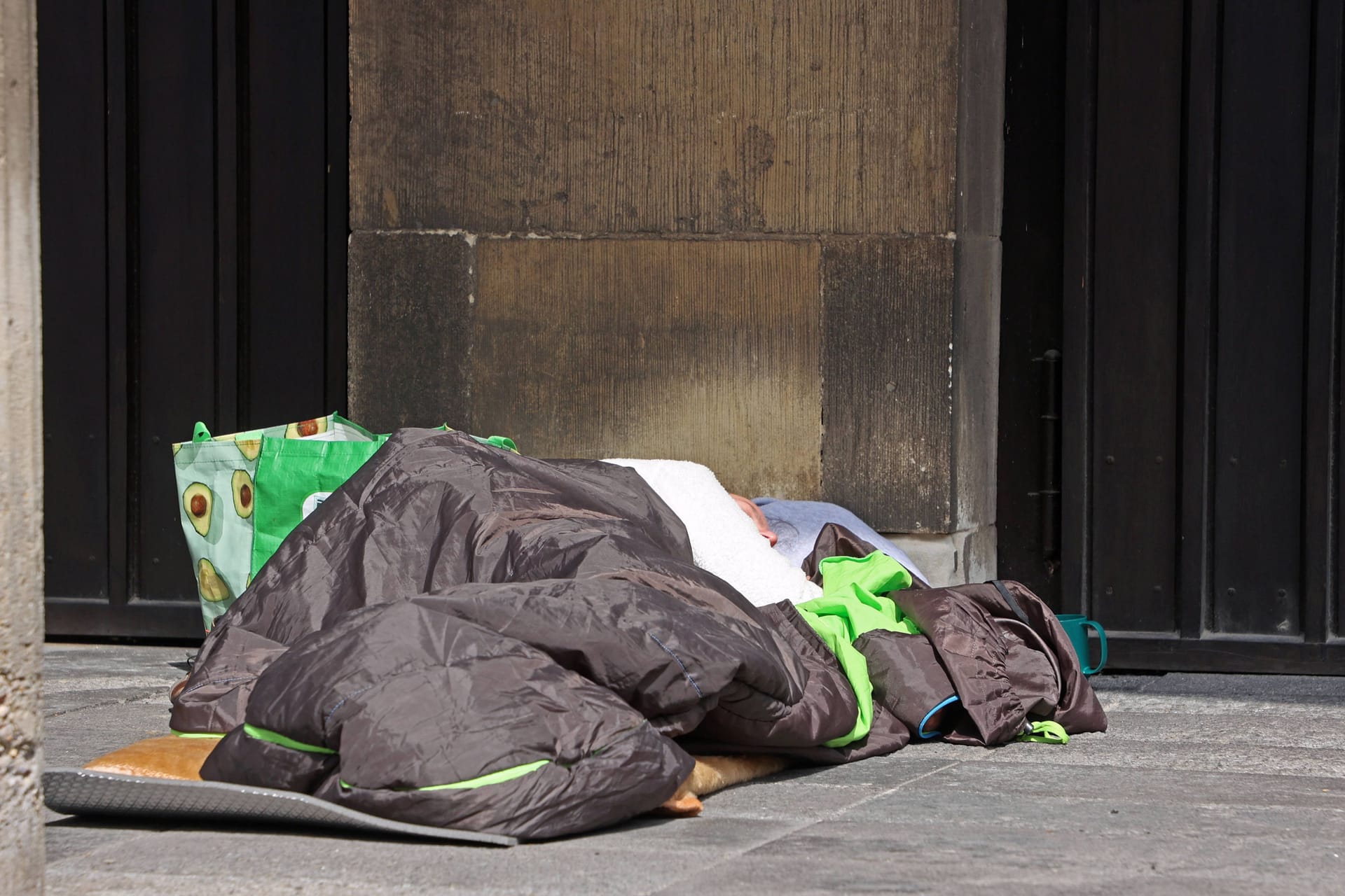Eine obdachlose Person im Schlafsack (Archivbild): In Berlin erlitt ein Mann Verbrennungen.