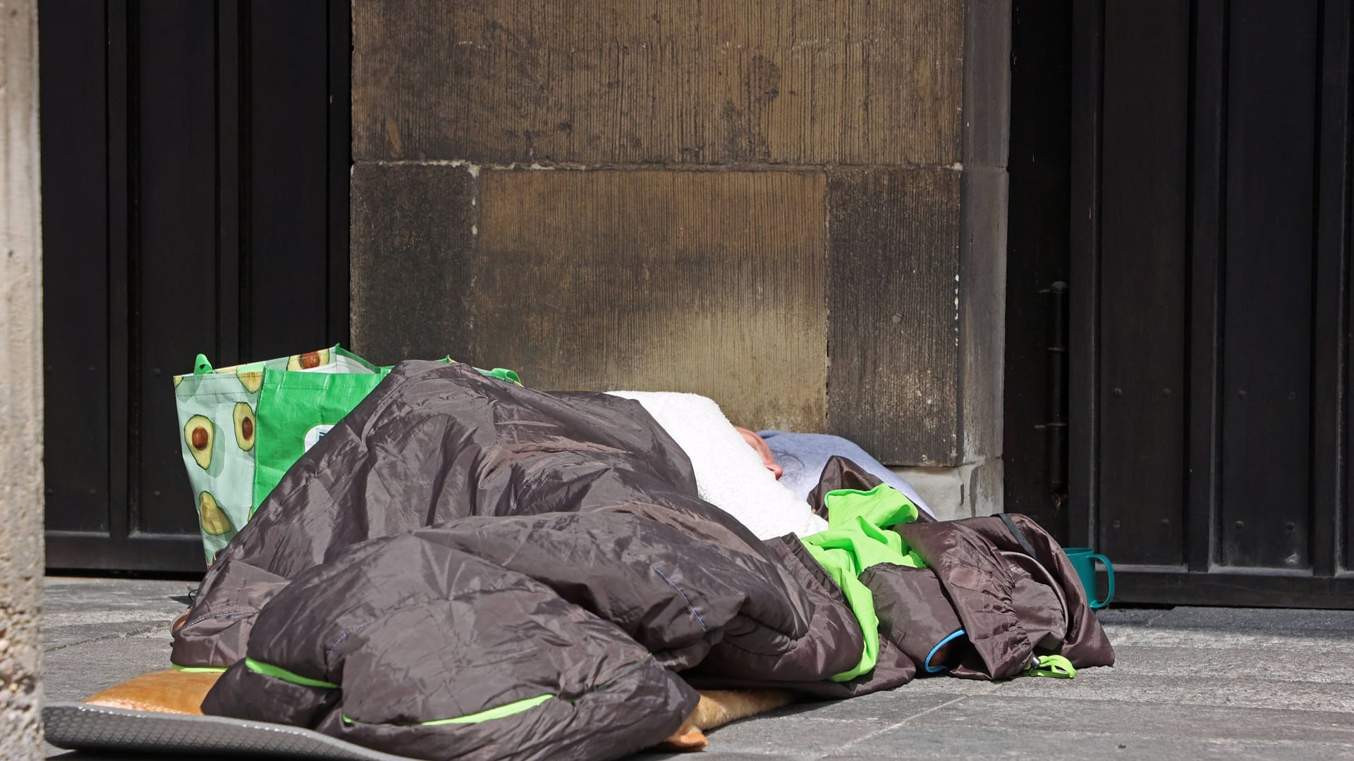 Eine obdachlose Person im Schlafsack (Archivbild): In Berlin erlitt ein Mann Verbrennungen. Eine obdachlose Person im Schlafsack (Archivbild): In Berlin erlitt ein Mann Verbrennungen.