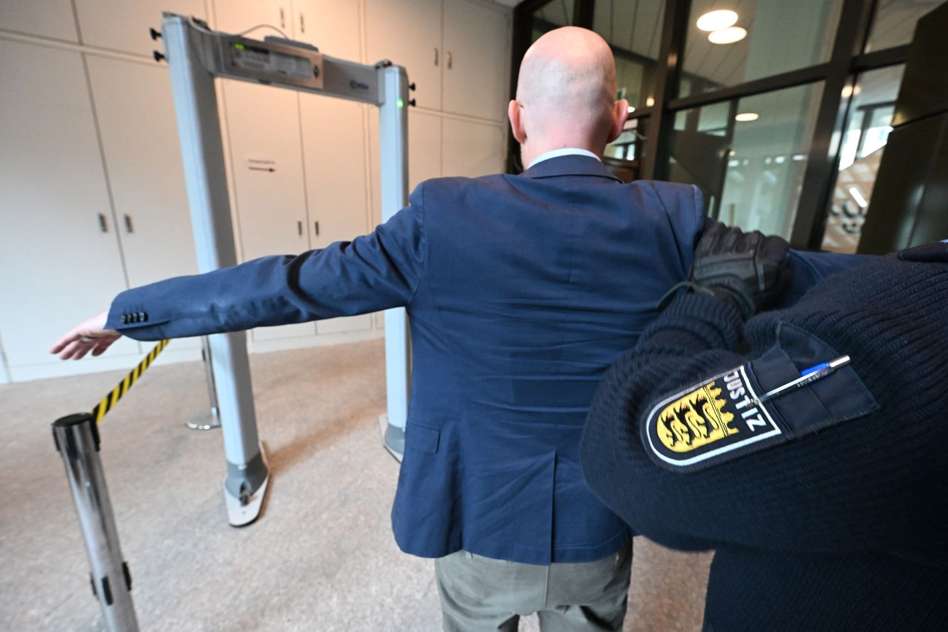 Einlasskontrollen im Gericht