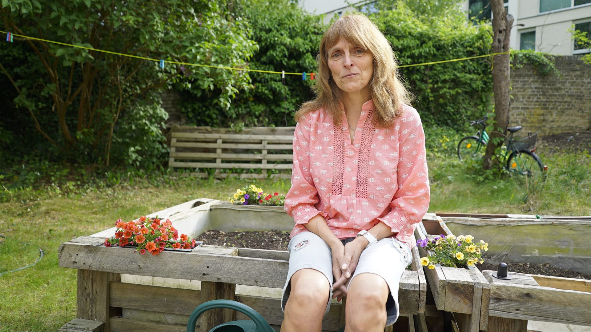 Jaqueline Jänike in ihrem Garten in Potsdam: "Wenn Jens wieder irgendwas ausgefressen hatte, wurde draufgehauen."