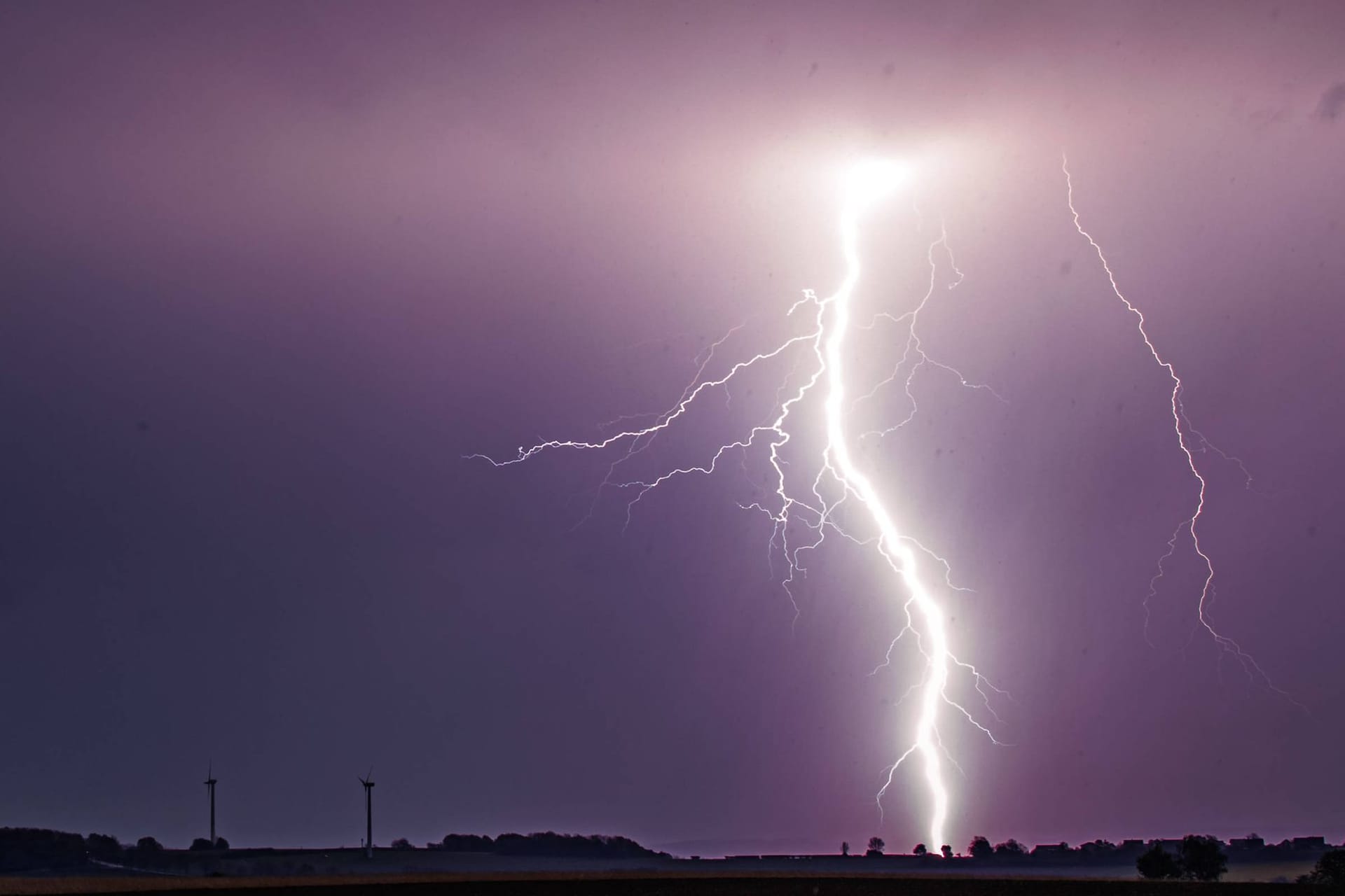 Gewitter am Nachthimmel über Nordrhein-Westfalen (Symbolbild): In Köln und der Region erwartet der Deutsche Wetterdienst am Pfingstwochenende Unwetter.