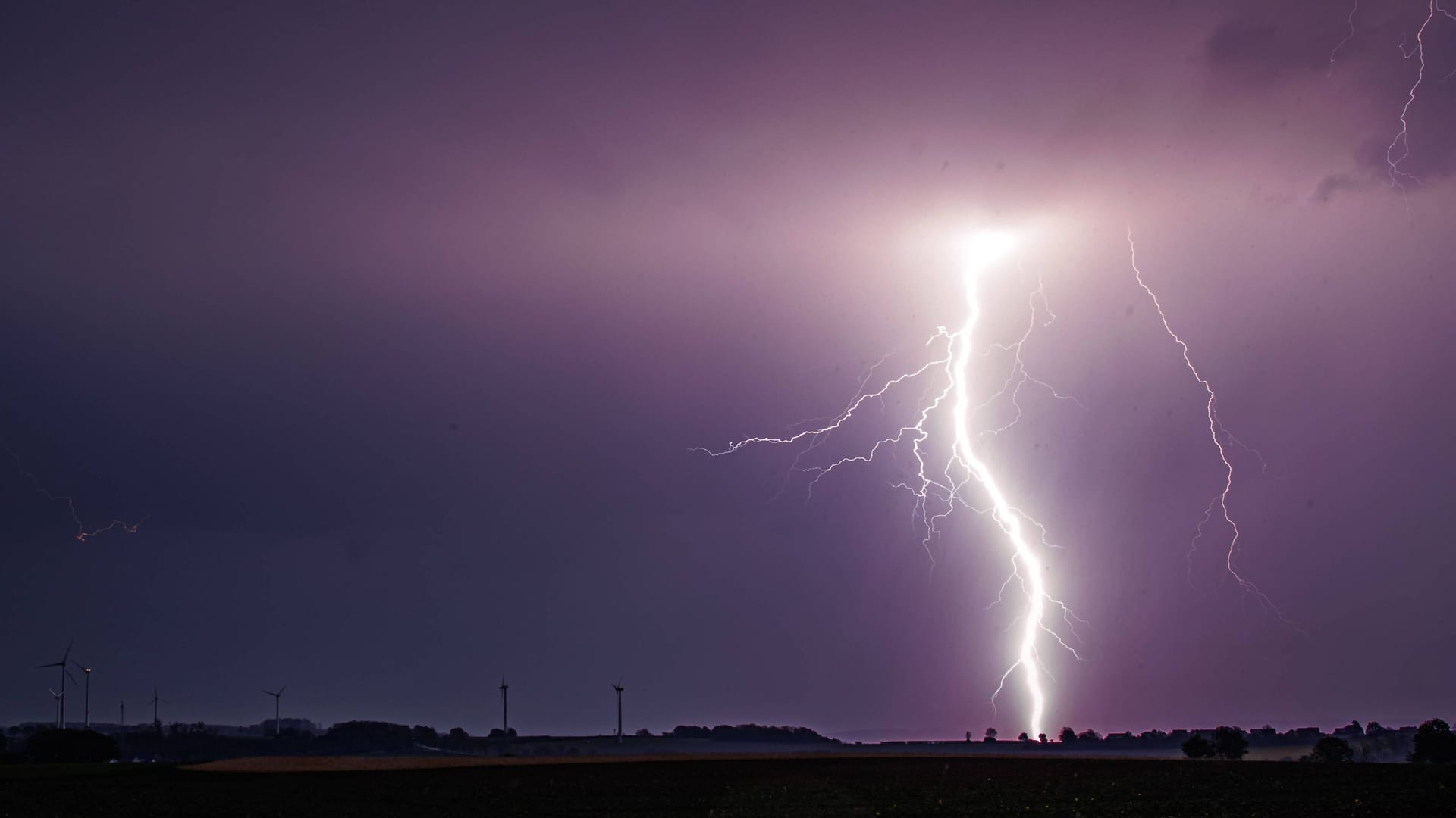 Gewitter am Nachthimmel über Nordrhein-Westfalen (Symbolbild): In Köln und der Region erwartet der Deutsche Wetterdienst am Pfingstwochenende Unwetter.