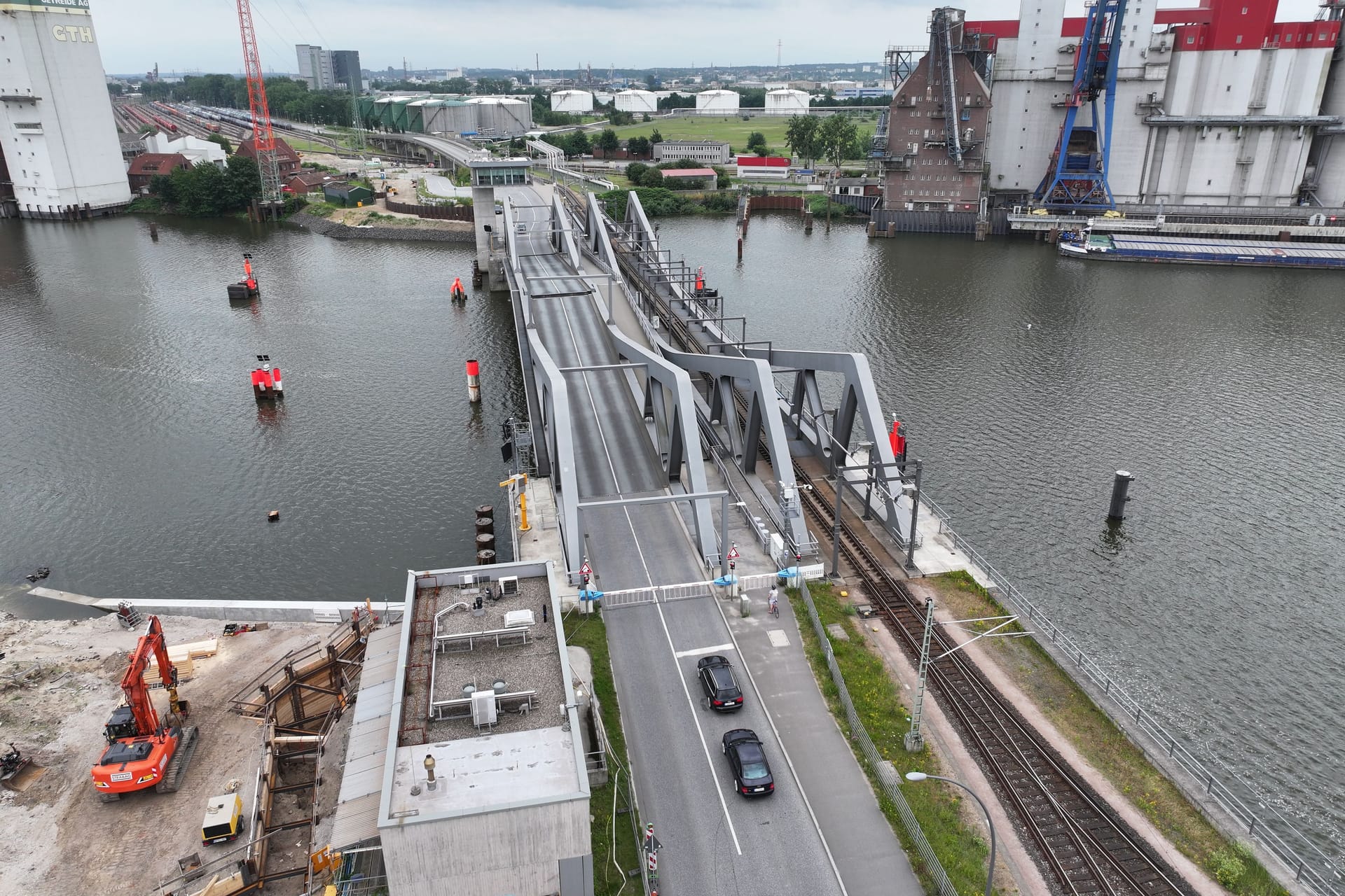 Plötzlich geht nichts mehr: Die Retheklappbrücke im Hamburger Hafen ist seit Samstagabend aufgrund eines technischen Defekts außer Betrieb.