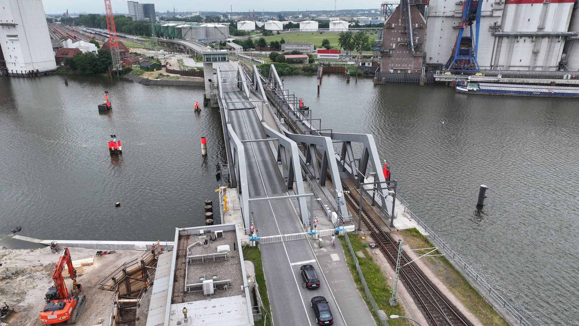 Plötzlich geht nichts mehr: Die Retheklappbrücke im Hamburger Hafen ist seit Samstagabend aufgrund eines technischen Defekts außer Betrieb. Plötzlich geht nichts mehr: Die Retheklappbrücke im Hamburger Hafen ist seit Samstagabend aufgrund eines technischen Defekts außer Betrieb.