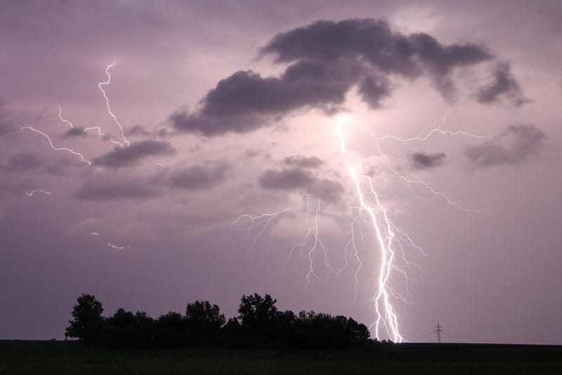 Ein Blitz bei einem Sommergewitter (Symbolbild): Unwetter sind auch in Sachsen möglich.