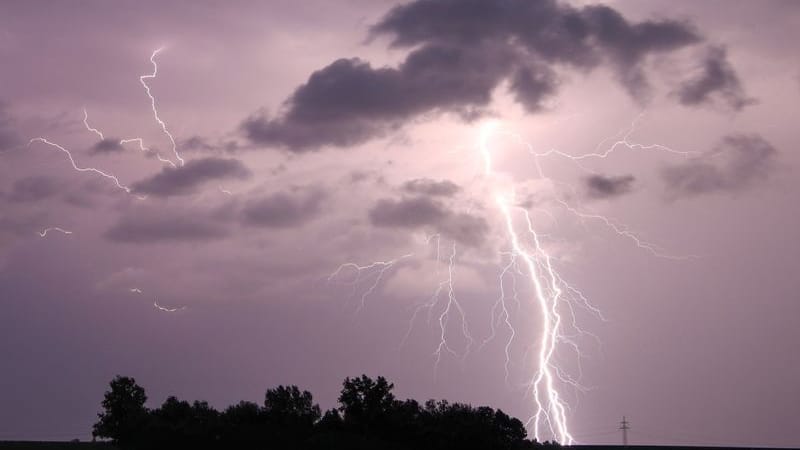 Ein Blitz bei einem Sommergewitter (Symbolbild): Unwetter sind auch in Sachsen möglich. Ein Blitz bei einem Sommergewitter (Symbolbild): Unwetter sind auch in Sachsen möglich.