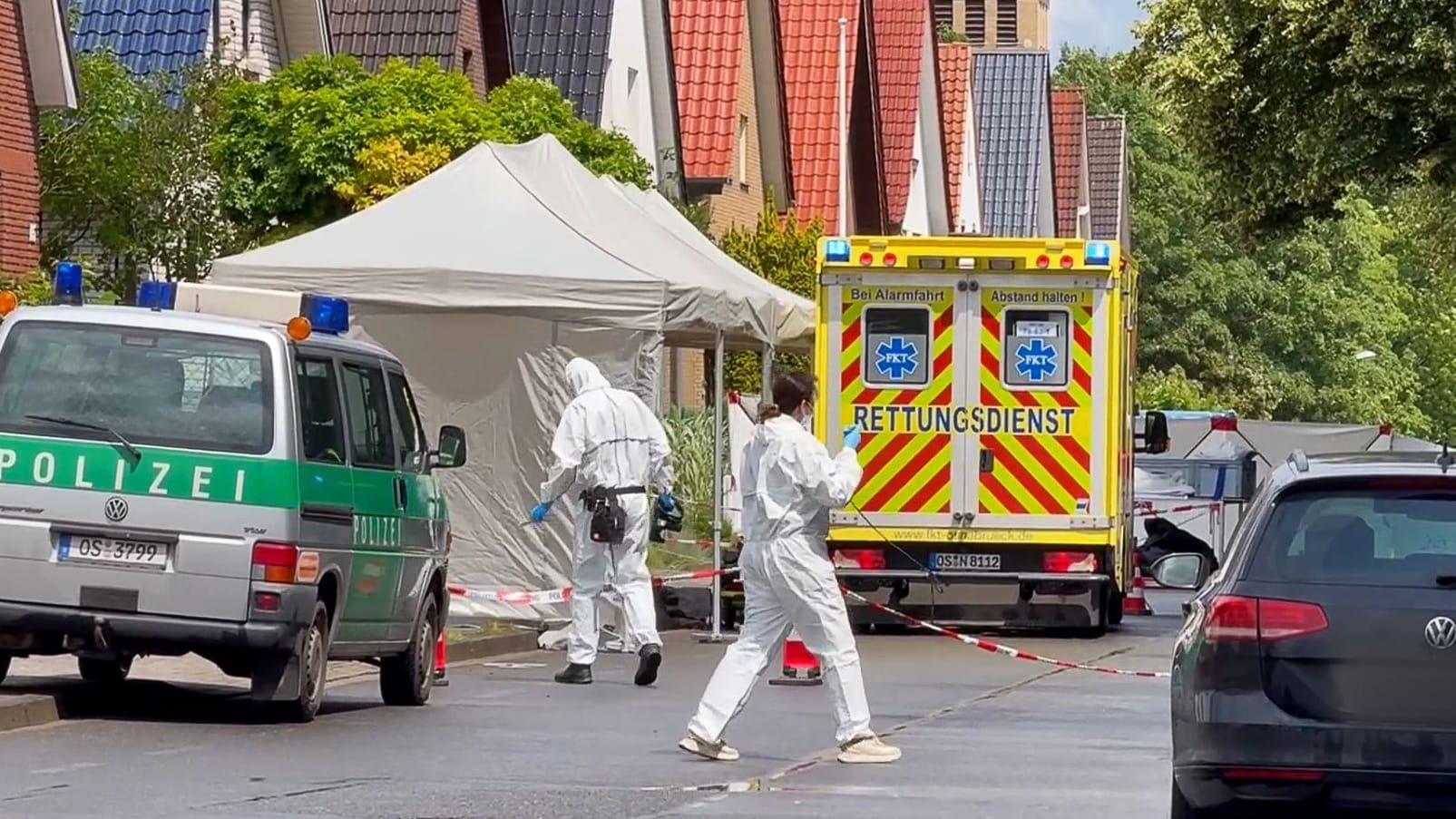 Beamte der Spurensicherung sind am Tatort im Einsatz: Eine Frau und ein Mann sind vor einem Haus gewaltsam ums Leben gekommen.