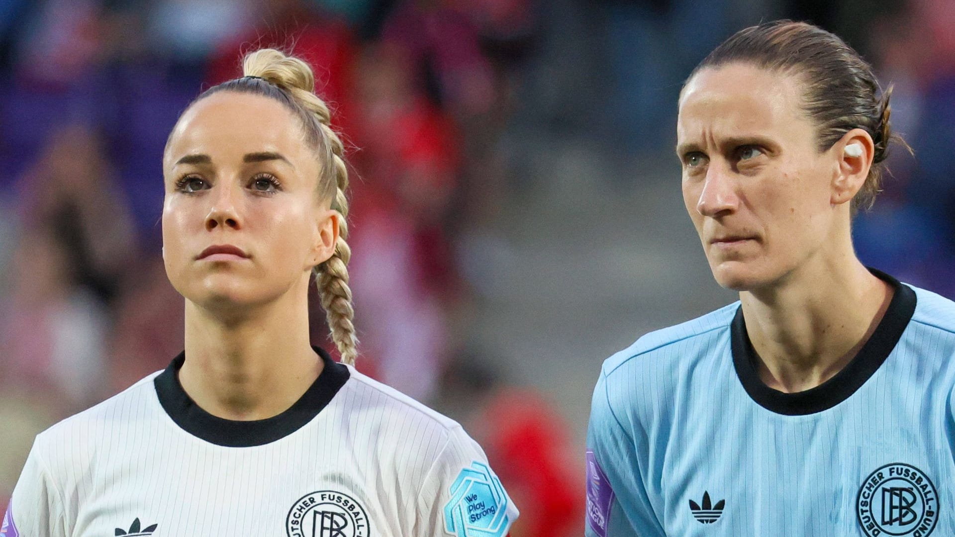Giulia Gwinn (l.) neben Ann-Katrin Berger: Die Bayern-Spielerin führt das DFB-Team an.