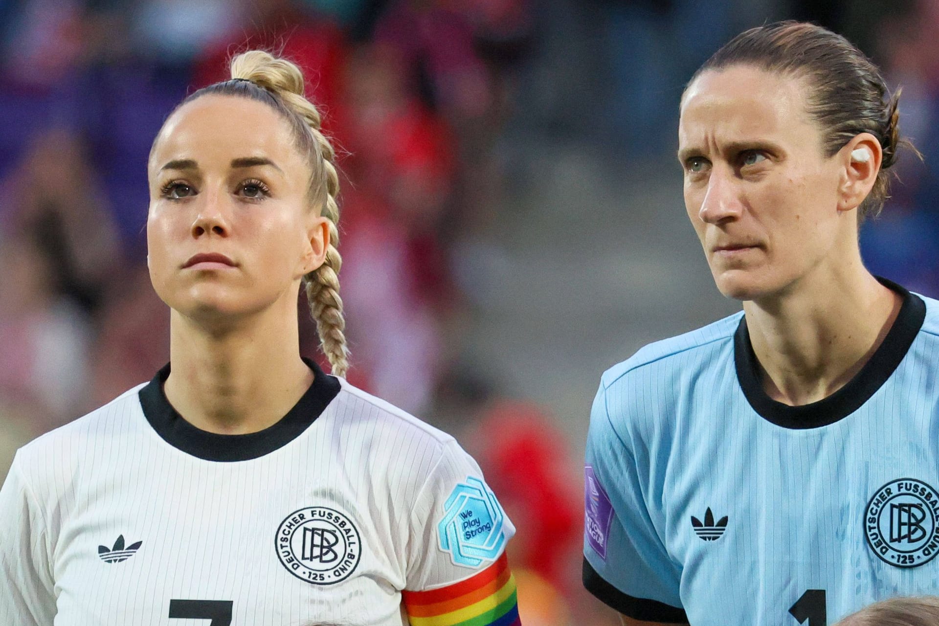 Giulia Gwinn (l.) neben Ann-Katrin Berger: Die Bayern-Spielerin führt das DFB-Team an.