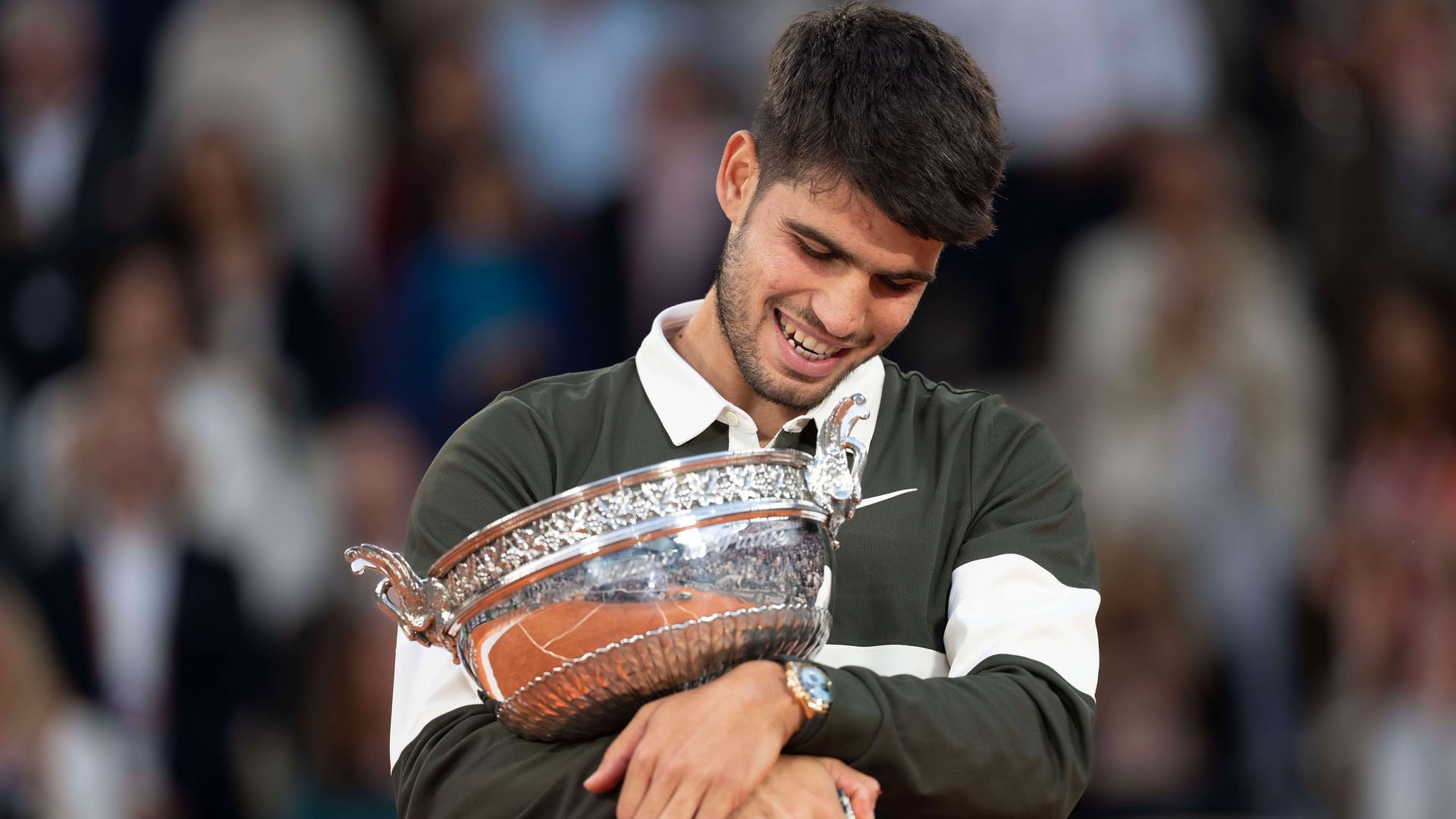 Carlos Alcaraz nach dem Finale mit dem "Coupe des Mousquetaires": Der Spanier konnte die French-Open-Trophäe zum zweiten Mal in Folge umarmen.