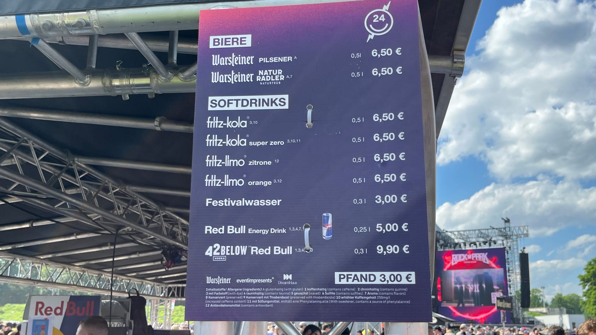 Eine Preistafel bei Rock im Park 2024 (Archivbild): Der Bierpreis steigt.