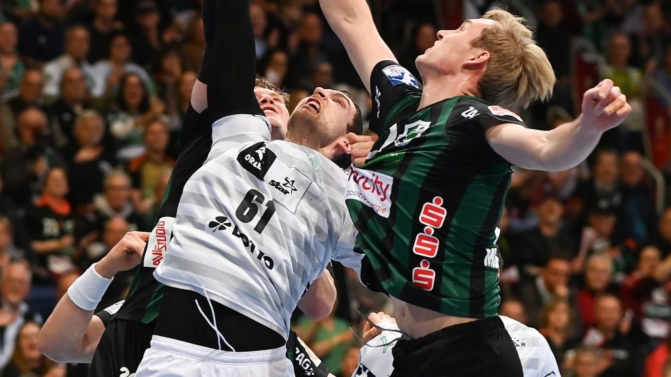 Kiels Hendrik Pekeler (l) kämpft mit Hannovers Marian Michalczik um den Ball (Archivbild): derweile kämpft die TSV Hannover-Burgdorf um ihre Halle. Kiels Hendrik Pekeler (l) kämpft mit Hannovers Marian Michalczik um den Ball (Archivbild): derweile kämpft die TSV Hannover-Burgdorf um ihre Halle.