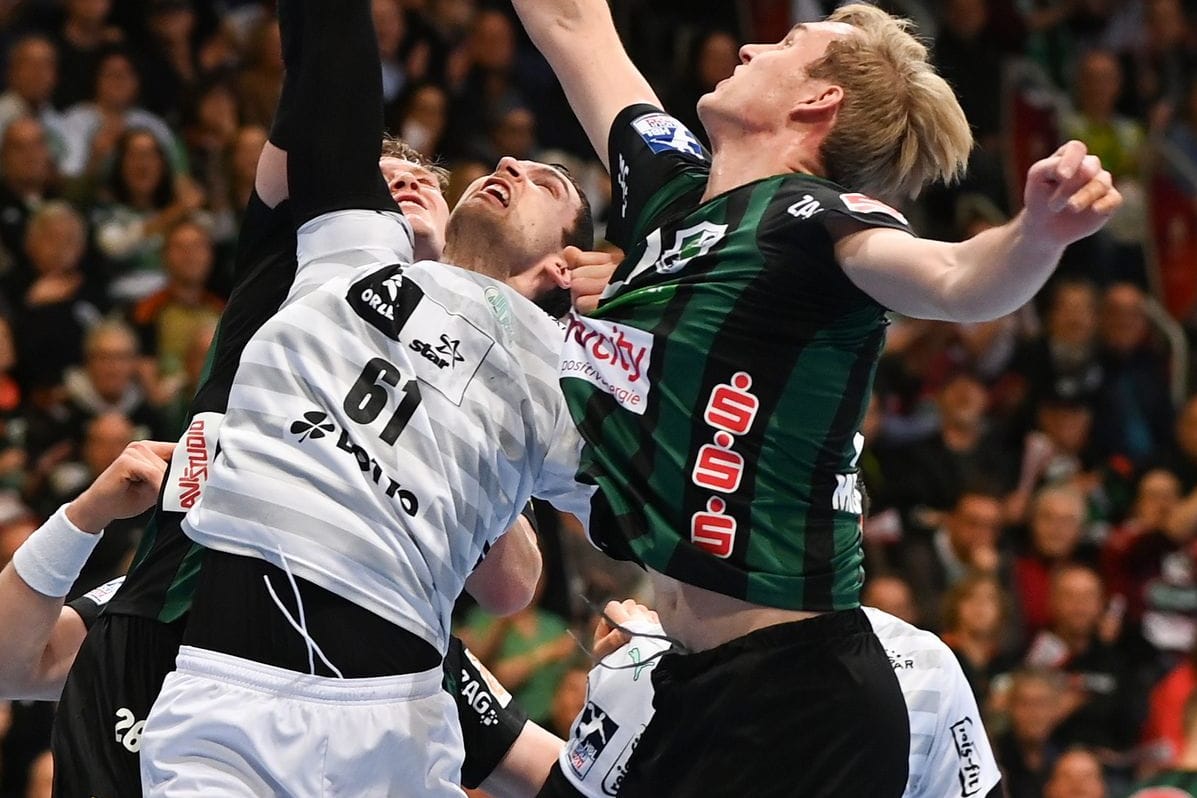 Kiels Hendrik Pekeler (l) kämpft mit Hannovers Marian Michalczik um den Ball (Archivbild): derweile kämpft die TSV Hannover-Burgdorf um ihre Halle. Kiels Hendrik Pekeler (l) kämpft mit Hannovers Marian Michalczik um den Ball (Archivbild): derweile kämpft die TSV Hannover-Burgdorf um ihre Halle.
