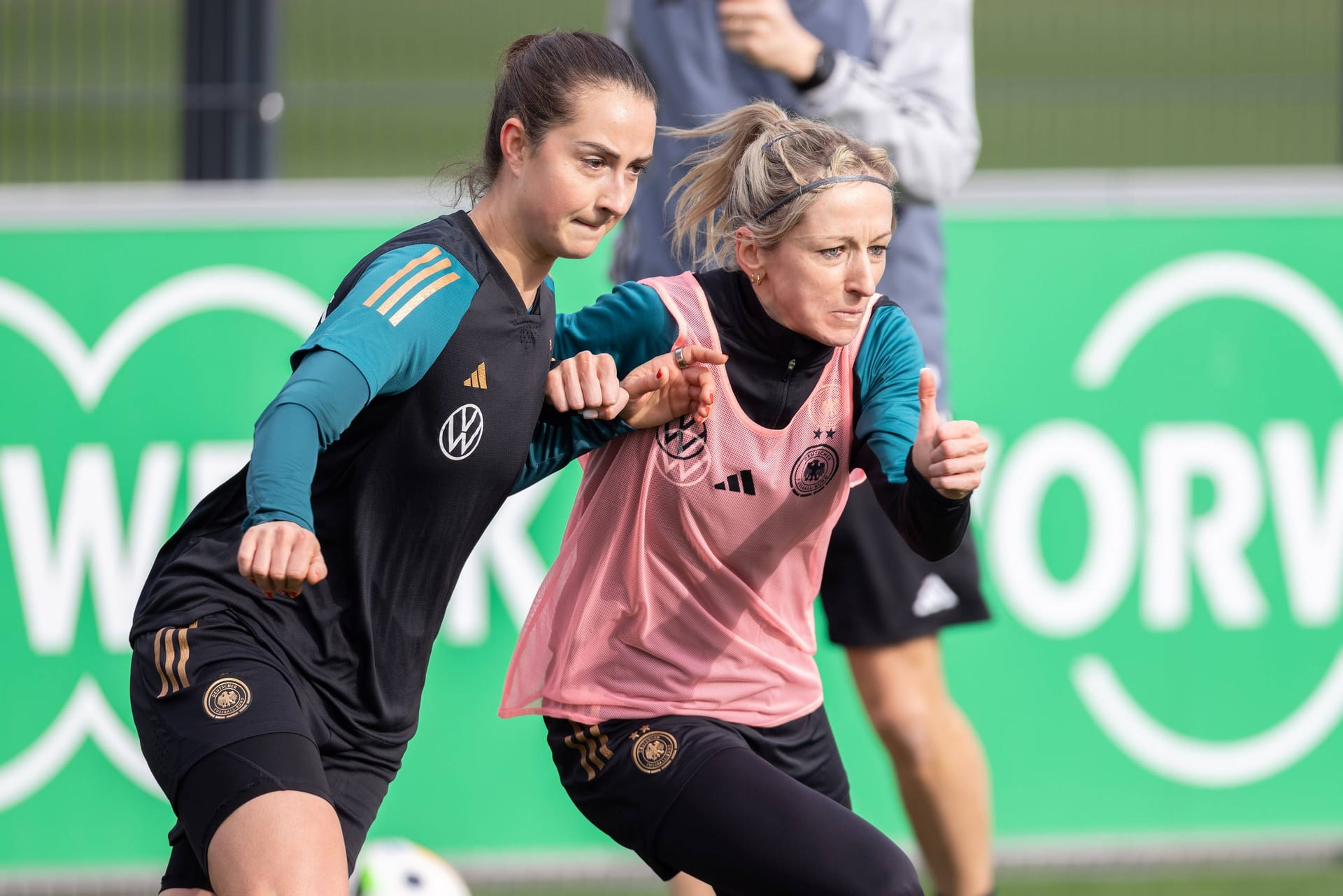 Sara Däbritz (l.) und Kathrin Hendrich spielten einst gemeinsam in der Startelf.