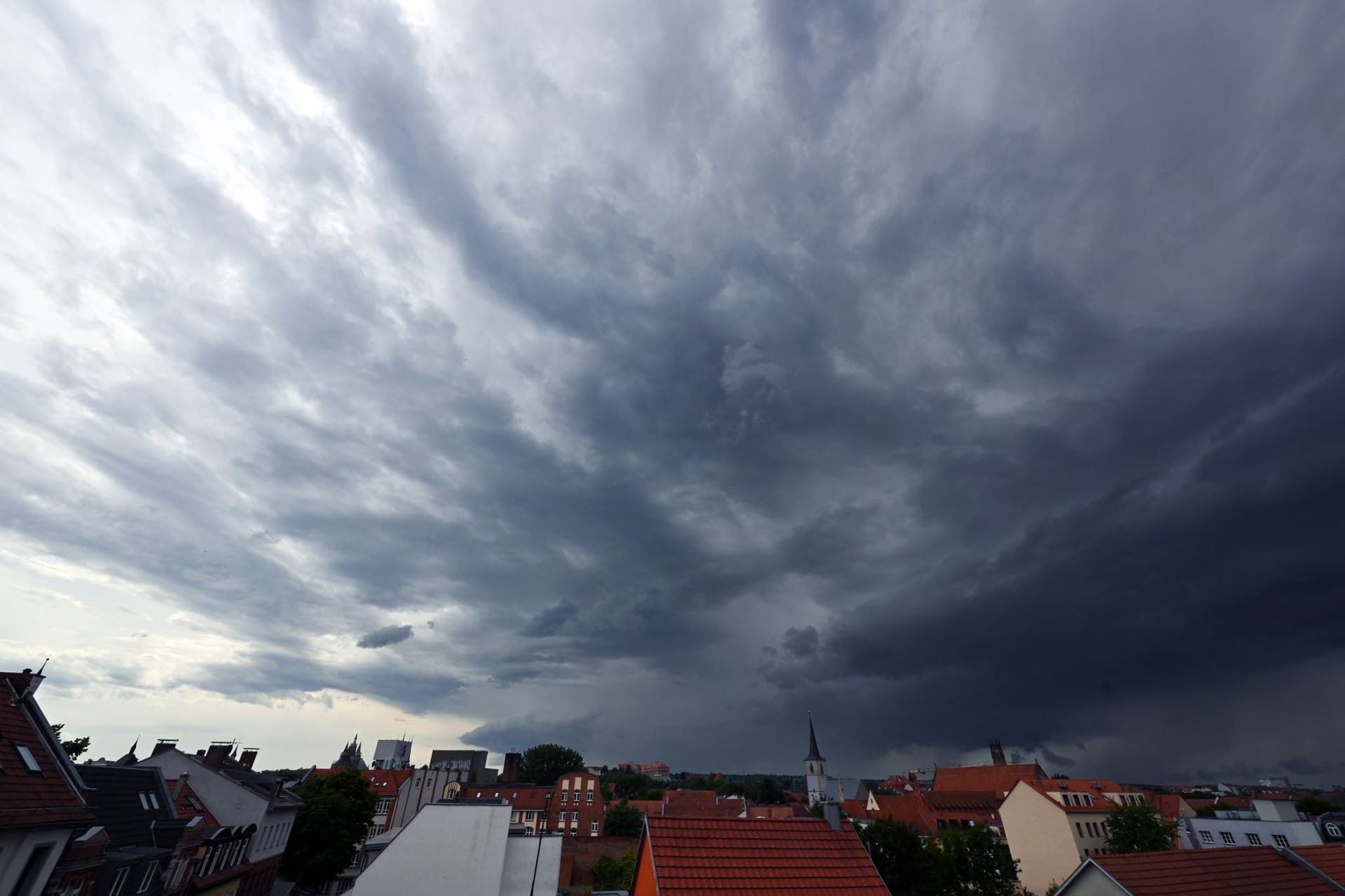 Dunkle Wolken ziehen über Erfurt (Archivbild): Pfingsten wird in vielen Teilen Deutschlands ungemütlich.